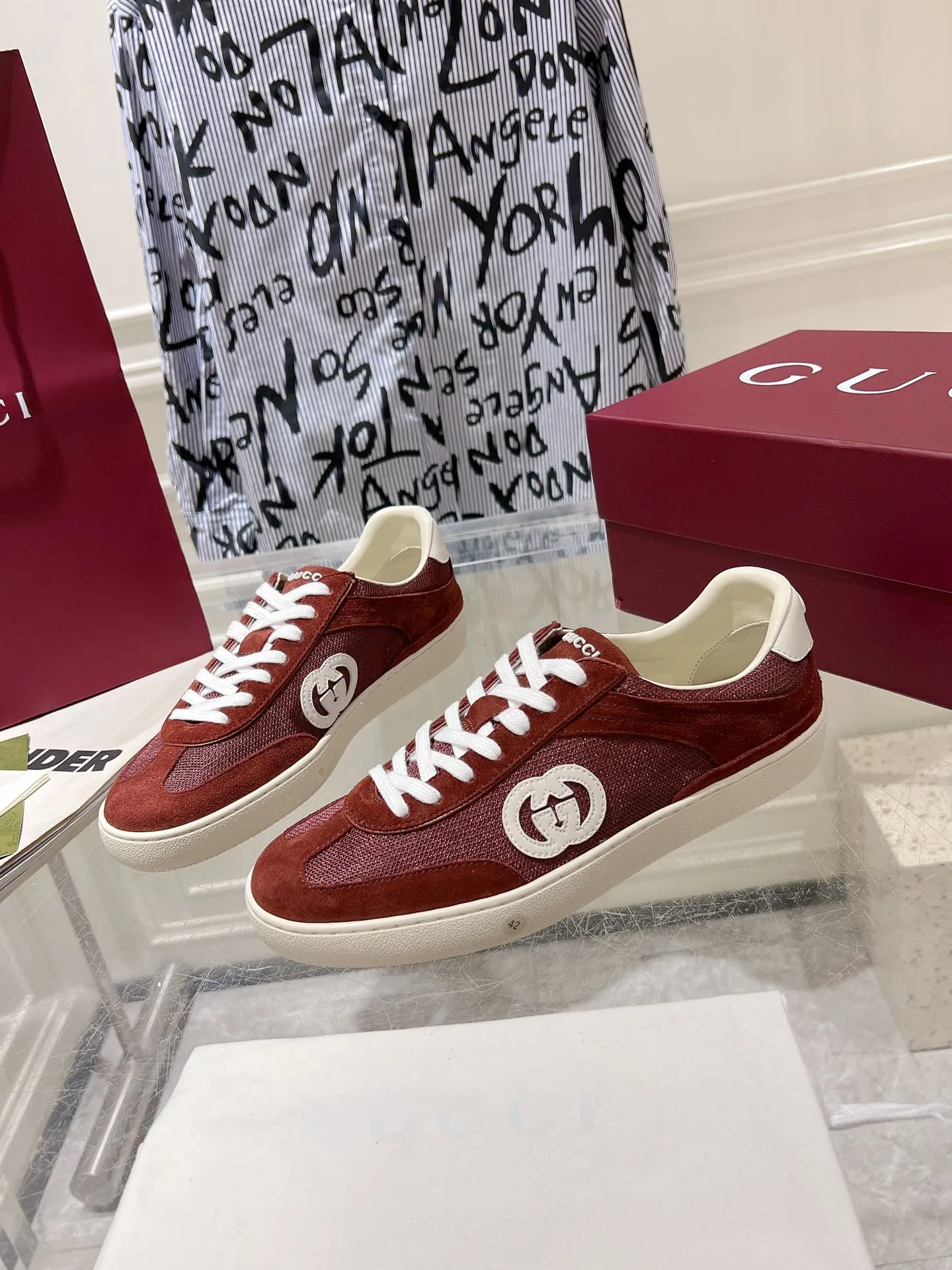 👟👟Ex-factory price 540👟👟Men's size +10 New upgraded version🔥Gucci 2024 new white shoes casual shoes hot recommendation, original TPU soles, original fabrics, original sheepskin lining sheepskin feet🔥Original cover craftsmanship is reproduced one to one! The pursuit of ultimate comfort! 🔥🔥 [Love] Fabric: Imported cow suede + mesh [Love] Packing: Counter-matched red shoe box ➕ Aviation airplane box [Love] Code number: 35-45